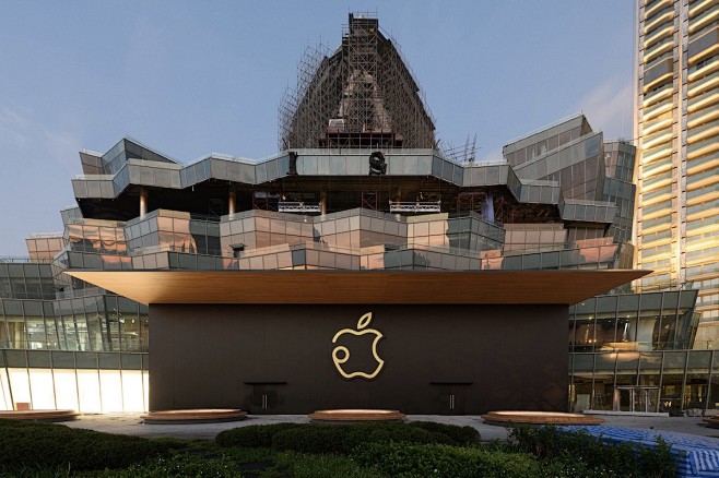 首家泰国苹果直营零售店开幕，苹果Logo...