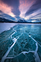 加拿大亚伯拉罕湖现冰冻气泡