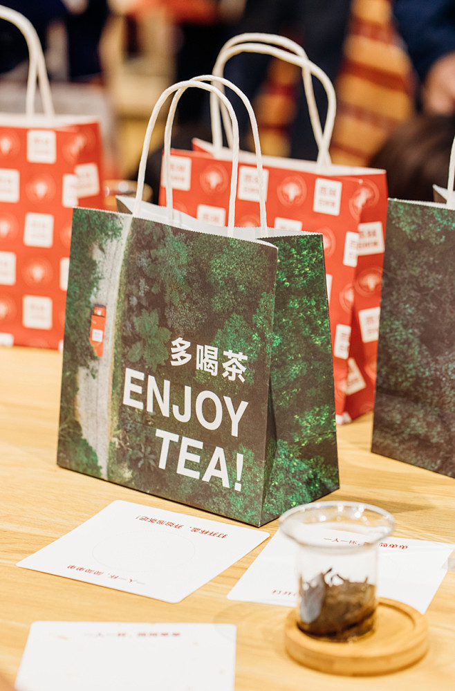 2000个茶饼搭建的茶立方_茶博会展厅品...