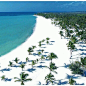 蓬塔卡纳（Punta Cana）,该地区最出名的是它巴瓦罗海滩(Bavaro Beach)，巴瓦罗(Bavaro)是一个引人注目的棕榈成行的伸展漫步海滩。白色的沙滩，柔和的蓝色大海。海浪和沙滩很快沉入海中。水始终是透明微微蓝。