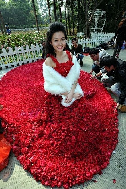 9999朵玫瑰制成的婚纱，好浪漫啊~~.