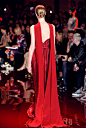 #品牌跟踪# Elie Saab Haute Couture Fall 2013，设计师说这一季灵感是来自王公贵族皇冠上的各色宝石，开篇的红色系列自然是红宝石的颜色