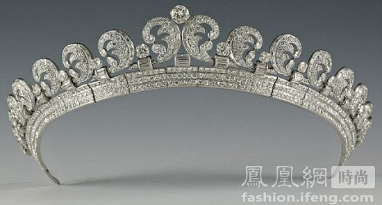 新王妃凯特结婚时佩戴的皇冠，是英国女王伊...
