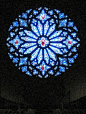 玫瑰窗（The rose window）| 也称玫瑰花窗，为哥特式建筑的特色之一，指中世纪教堂正门上方的大圆形窗，内呈放射状，镶嵌着美丽的彩绘玻璃，因为玫瑰花形而得名。