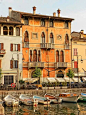 阳台，加尔达湖，意大利
Balconies, Lake Garda, Italy