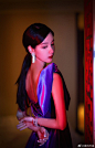 #鹅娘星光# @陈都灵 受邀出席时尚活动，紫色丝绒长裙和红唇的搭配一改往日甜美，更显妩媚动人陈都灵 ​​​​