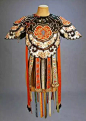 云肩。中国古代女性服饰肩上的装饰品，晔如雨后云霞映日，晴空彩虹，故称之为云肩。