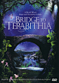 「仙境之桥｜Bridge to Terabithia」 影片改编自在中国出生的美国女作家凯塞琳·帕特森1977年的畅销儿童图书《通往特雷比西亚的桥》。本片由嘉柏·丘波执导，乔什·哈切森、安娜索菲亚·罗伯、佐伊·丹斯切尔等领衔主演。 该片是关于友谊、冒险、失去和改变人生的少年成长故事，讲述了男女主人公杰西和莱斯利两个因赛跑比赛而结缘的好朋友，一起运用想象创造出一个叫特雷比西亚王国，快乐地在一起。直到一个悲剧的发生，让其中一个朋友鼓起勇气独自面对生活的故事。