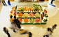 杭州大厦地下食品超市里，新鲜的水果摆放得整齐漂亮，鲜艳的色彩吸引了经过这里的顾客。
