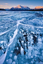 【加拿大落基山脉】从高空俯瞰，里面的泡泡都结冰了