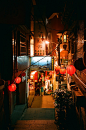 台湾·九份「千与千寻」般的迷宫城镇, 市井之中浮动着隐秘气息，童话般的所在。神秘鬼城、有大红灯笼的饮食街、汤婆婆的澡堂……都为这里平添了许多怀旧气息与神秘感。( ´_>`)