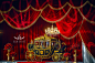 红金色欧式宫廷风婚礼《泊希尔宫》+来自：婚礼时光——关注婚礼的一切，分享最美好的时光。#马车# #红色布幔# #背景墙#