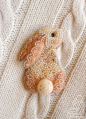 #珠绣欣赏# 来自大神Бабушка Бонифация的作品。
要被小兔子的眼神吸进去了 ​​​​