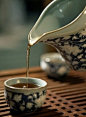 一杯茶掺来倒去，还是一杯茶。放下千思万虑，才是茶道功夫。学茶道的目地，不在茶而在道。如同上渡船的目地，不在渡船而在彼岸。