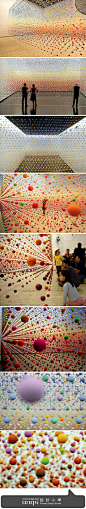 angs设计小学：悬停的蹦蹦球-艺术家Nike Savvas在位于墨尔本的当代艺术中心设置了一个完全由弹性小球组成的装置，在这些悬停的波点之间游走想必乐趣无穷吧-Suspended Bouncy Ball Installation-http://t.cn/zOZK8ZG