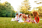 吸烟,公园,人,食品,冰箱_165955753_Cheerful Families barbecue outdoors._创意图片_Getty Images China