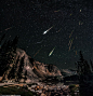 摄影|“地球与太空”单元高度赞扬奖获奖作品，由美国摄影师大卫-金哈姆拍摄，展示了美丽的英仙座流星。