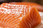 日本料理厨师制作三文鱼刺身图片下载