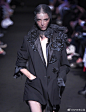 Ann Demeulemeester 2019 Spring Runaway... 来自SP日落公园 - 微博