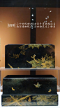 二十世纪初/描金花卉草虫纹漆盒，南京博物院

日式漆器

这件漆盒展出于《浮世绘艺术》特展，由盒盖和盒身组成，制作年代于20世纪初期，盒身采用了所采用的黑漆描金技法烘托出耀目华贵而又带着一丝神秘感的视觉效果。漆盒外部装饰以树枝、花卉、螳螂为主要对象，盒盖和盒身打开后，出现蝴蝶飘飞形象，盒身的洒金点缀，带来无限的深邃之感。