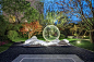 圆环通常也是表达花园月圆的美意，在龙湖·香醍璟宸示范区中，明月、泰山石相呼相应，形成一幅花好月圆的美好画面。通过对古典建筑的抽象演绎，为整个场景增添禅味意境