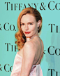 凯特•波茨沃斯（Kate Bosworth）佩戴蒂芙尼2014 Blue Book高级珠宝系列中的铜锂碧玺及黄钻戒指（售价355,000 RMB）、Tiffany Grace铂金镶钻耳坠（售价90,000 RMB）和Tiffany Victoria铂金镶钻手链（售价533,000）