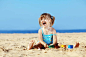 儿童系列 - 在沙滩上开心可爱的小女孩