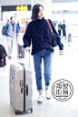 刘雯2019年3月22日北京机场街拍：身着香奈儿 (Chanel) 高领毛衣，踩PUMA × Ader Error RS-1联名系列运动鞋，背华伦天奴 (Valentino) V Ring系列手袋