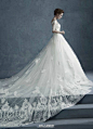 SHINE MODA 秋冬系列高级婚纱定制 除了注重精致的手工缝制，保留婚纱传统之美的同时融入了更多时尚化的设计元素。美到发仙！