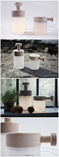 [【产品设计】“旋转（TURN）”的台灯] 挪威美女设计师Caroline Olsson设计了一组名为“旋转（TURN）”的台灯，灵感源于挪威木匠房里面常用的板凳。台灯外形酷似两个瓶子，盖子由花木做成，瓶盖上方和侧面分别有一个木螺丝，旋转螺丝即可调整灯的亮度。