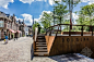 【荷兰Bulwark Sint Jan天台公园】Bulwark Sint Jan曾是海尔托亨博斯历史上四个主要的防御出入口之一。古往今来，原有的河上通关壁垒只剩下斑驳遗迹。鉴于场地的重要历史性，餐厅和信息中心被建成半地下式。过去厚重的历史墙面被保留。O网页链接