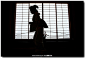 Wednesday, July 13, 2011
一名日本艺伎低身走过窗边，日本福井。摄影师：Buddhika Weerasinghe
A geisha walks past a window，Fukui, Japan.