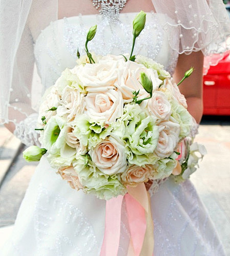 捧花的选择是很讲究的，白色新娘捧花是爱情...