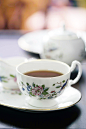 【英式早茶】如果单饮一种红茶，味道难免过于单一，但将不同红茶混搭来喝，除了让滋味更有层次之外，也能彼此互补。将锡兰红茶、肯亚红茶和阿萨姆红茶以2 ：2 ：1 的比例搭配，就是很传统的英式早餐茶了，当然你也可以根据自己喜欢的口味来调和这三种经典的红茶