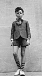 上世纪40、50年代，某些国家的小男生的这种短裤校服真是太可爱了..... ​​​​
