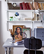工作空间配备一张书桌、搁板、工艺美术和学习用具。