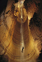 库鲁伯亚拉洞穴（英语：Krubera Cave）一译克鲁布拉山洞，也作Voronya Cave，位于格鲁吉亚阿布哈兹共和国加格拉区的阿拉贝卡山中。于1960年发现。2004年探查深度超过2000米，达2080米。最新数据显示已探明深度2191米（2007年）。是世界上目前已知的最深洞穴，也是唯一一个深度超过2000米的洞穴。