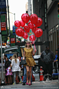 组图：斯威夫特金装贵气十足 手拿红气球显童趣 : 当地时间9月14日，纽约，泰勒-斯威夫特(Taylor Swift)手拿红色气球霸气出街。