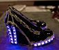 华丽在高跟鞋，在它的上面，镶嵌着 LED 灯，不仅如此，它们的闪光速度与颜色可以通过专用遥控进行控制，很酷。

