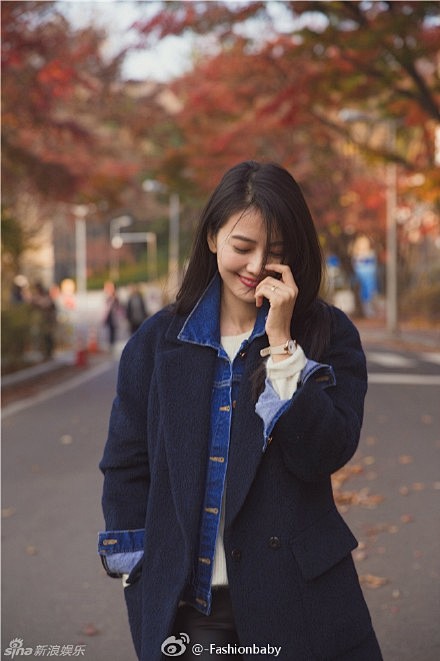 高圆圆一组漫步韩国梨花女子大学的片，低头...