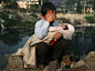 加德满都，一名男孩抱着妹妹在废墟上哭泣。2012年5月8日，政府强拆了无地民众的住所。