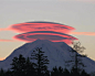 日出时山上出现了双层荚状云，拍摄于 2004 年 11 月 20 日 (Photo: Jim George, Puyallup, WA) [7]