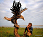 艺术家Jeffro Uitto的“Knock on Wood”系列作品把腐朽木头雕刻好之后像积木一样拼接成马，鹰，犀牛，狮子
