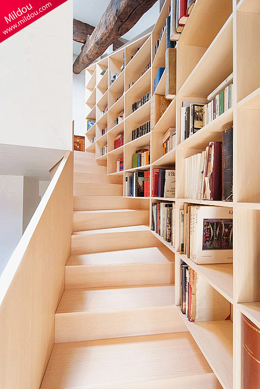 楼梯和书柜的完美结合，走过即是一片书香景...