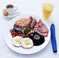 完整的英国早餐---通常一定有豆类，香肠，腌肉，鸡蛋，蘑菇，黑布丁，土豆煎饼和吐司。当然，要搭配一杯茶
