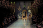 3. Dolce &Gabbana

在Dolce &Gabbana的T台两侧挂上了花塔型的吊灯，以呼应巴洛克的主题，模特们总后台一面镶有金边的镜子里走出来，茶花女的歌剧演奏伴随着模特的步伐响起
