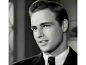 马龙·白兰度 Marlon Brando（1924-04-03至2004-07-01）美国演员，当代最伟大的演员之一。1944年开始登上百老汇舞台，3年后以《欲望号街车》的爆炸性演出成为剧坛巨星。1954年，他以《岸上风云》获得奥斯卡、纽约影评人协会及戛纳电影节影帝三项大奖。马龙·白兰度曾于1967年退隐，1973年复出主演的《教父》再度荣获奥斯卡最佳男主角奖，在欧洲拍的《巴黎最后的探戈》则引起极大争议。之后的《血染的季节》又一次让他获得奥斯卡奖的提名。2004年7月1日马龙·白兰度逝世，享年80岁。