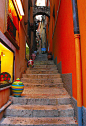 [狭窄的楼梯] 狭窄的楼梯在墨西拿、西西里、意大利