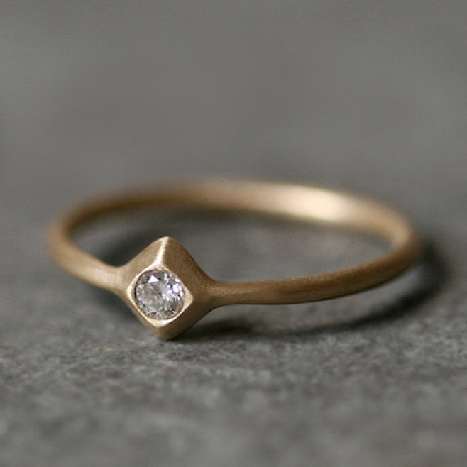  极简 钻石订婚戒指 