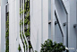 【 Pyne by Sansiri 】
项目位于泰国曼谷交通便利的地段，屋顶花园延续整体的城市森林构思，独特的折线构架由建筑立面延伸并覆盖整个屋顶花园泳池，营造出神秘浪漫的度假氛围和丰富有趣的俯瞰肌理。计师采用了松弛的线条组织平面，垂直消线失，交界处导上优美的圆角。将绿色见缝插针的布置在所有的元素中。